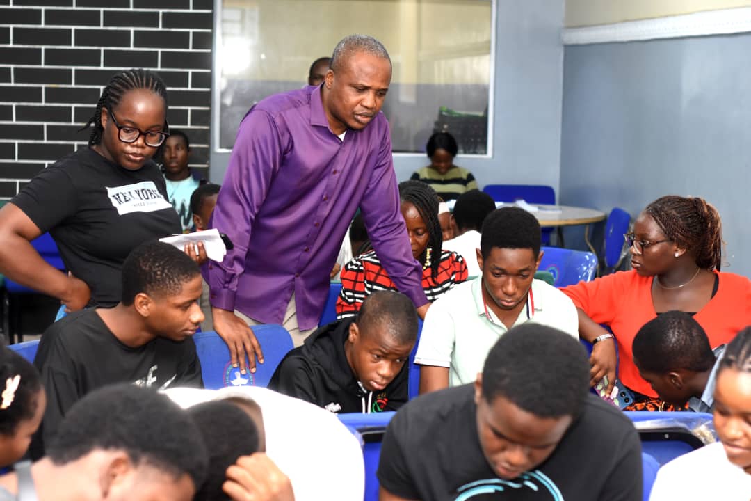 JENECONK facilitator coaching a group during a practical exercise